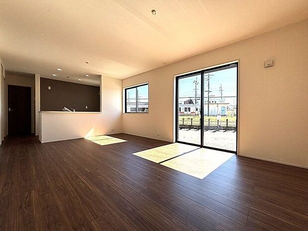 南側からたっぷりの陽が差し込む明るい空間は居心地が良く、ご家族が集まるくつろぎスペース♪