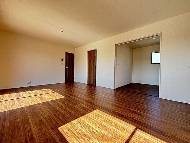 リビングの隣には洋室が設けられております。フラットな作りなのでお掃除もしやすいです。