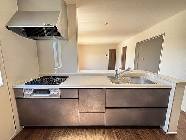 大きなシンクや広いワークトップでゆとりある空間。高級感あふれるキッチンは、見た目だけでなく機能性にも優れています。