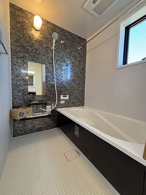 手足を伸ばしてゆったりと入ることのできる大きなバスタブ。肩までしっかりと浸かれば心身ともにリラックス♪