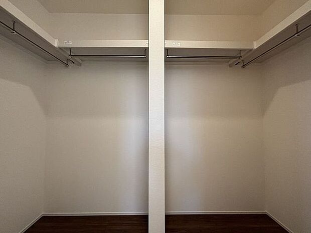居室にそれぞれクローゼットが設けられていますので、お部屋はすっきり片付き、本来の広さでお使いいただけます。整然としたお部屋で過ごすのは気持ちがいいものですね。