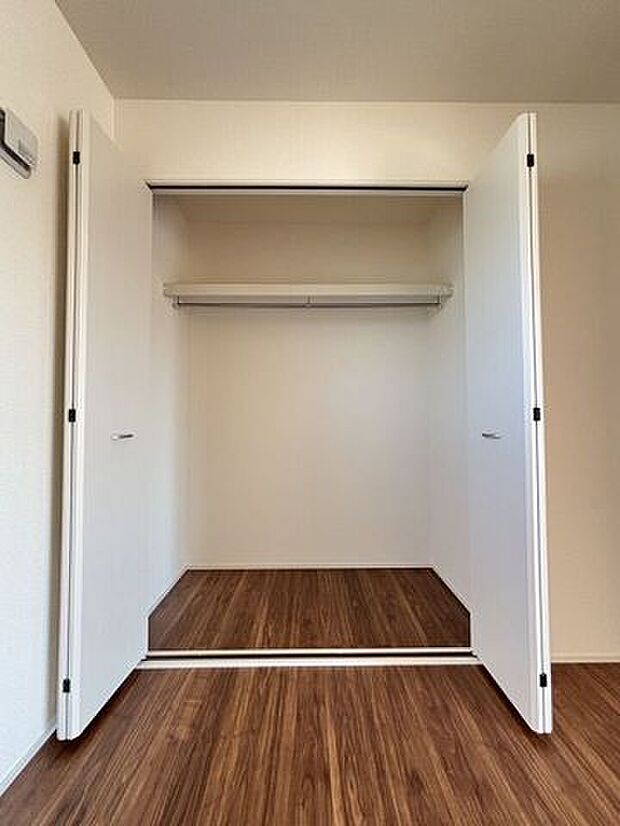 居室にそれぞれクローゼットが設けられていますので、お部屋はすっきり片付き、本来の広さでお使いいただけます。整然としたお部屋で過ごすのは気持ちがいいものですね。