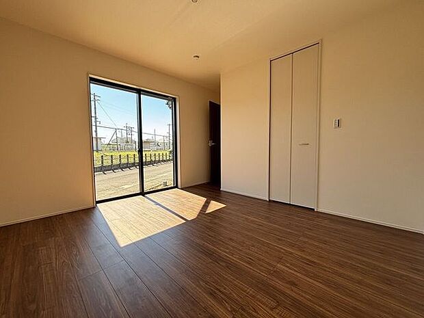 南側に設けられた大きな窓により、お部屋をさらに広く・明るく・開放的に感じられます。