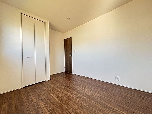 シンプルに作られた洋室は、自分好みのインテリアでコーディネイトし癒しの空間作りに最適です。