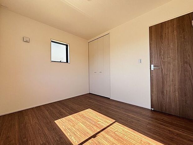 明るい洋室はお子様のお部屋としても良いですね。