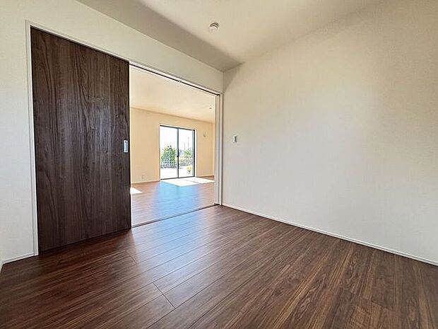 リビングと続き間の洋室です♪