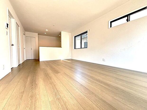 南側からたっぷりの陽が差し込む明るい空間は居心地が良く、ご家族が集まるくつろぎスペース♪