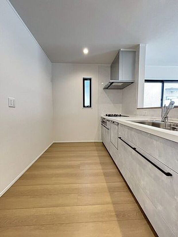 ゆとりのサイズを確保し、ひとりだけでなくお子様や旦那様と一緒にキッチンに立つのに快適なスペース♪