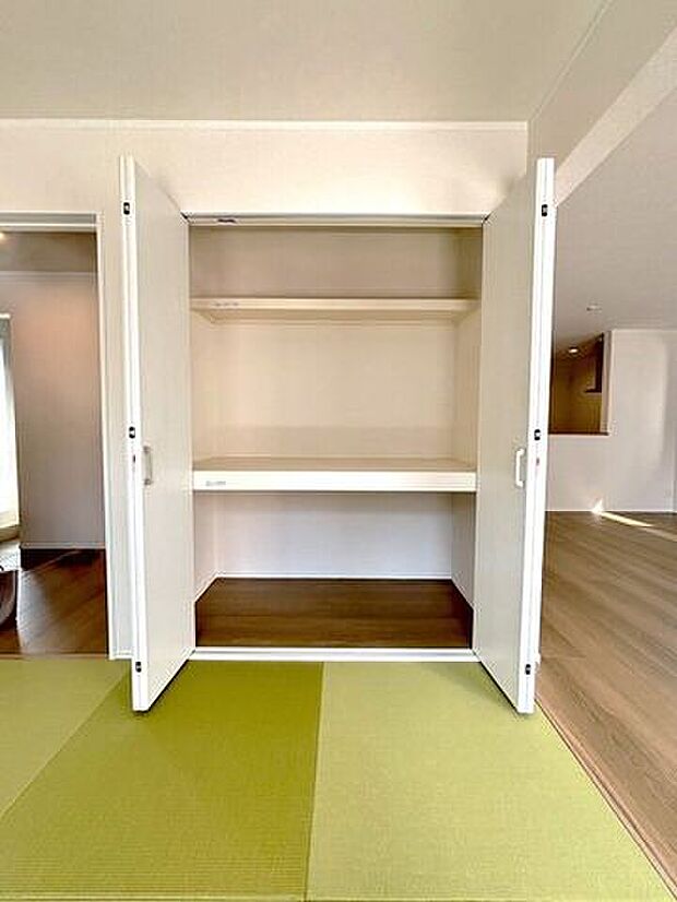 和室にある収納スペースは来客用の座布団やお昼寝用のお布団、リビングで使うものなど収納ができ大変重宝！