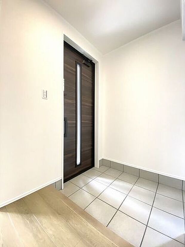 窓から光の入る明るい玄関で、家族やお客様をお迎えできます。