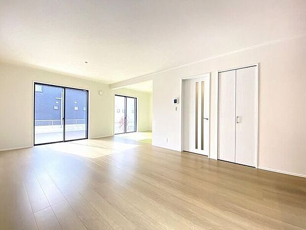 大きな窓から採光もしっかり取り入れられ、ご家族がゆっくりくつろぐ事ができる明るい温かみのあるリビング♪