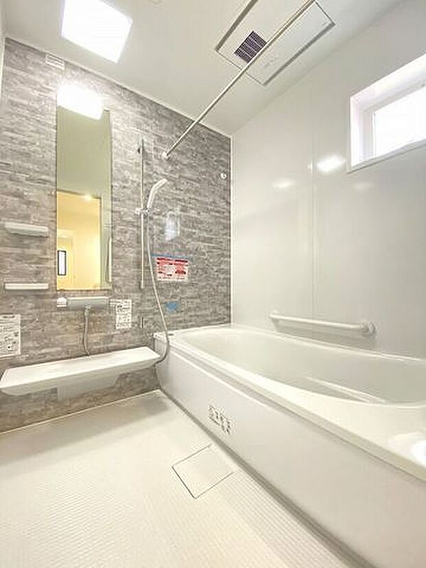 手足を伸ばしてゆったりと入ることのできる大きなバスタブ♪肩までしっかりと浸かれば心身ともにリラックス♪