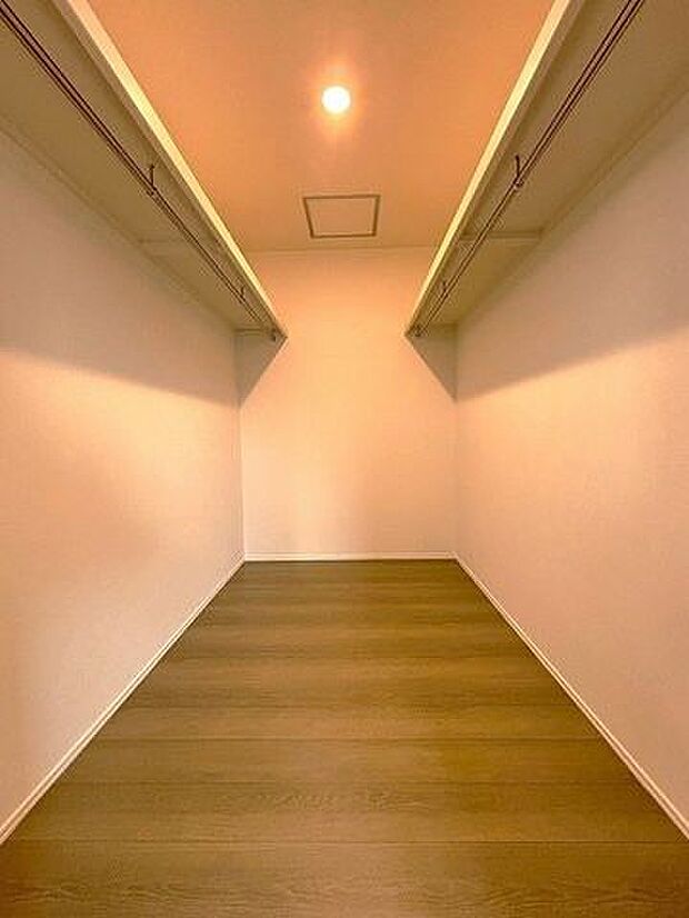 ウォークinクローゼットです♪棚とハンガーパイプが設置され収納しやすく、大きな荷物も収納できます！