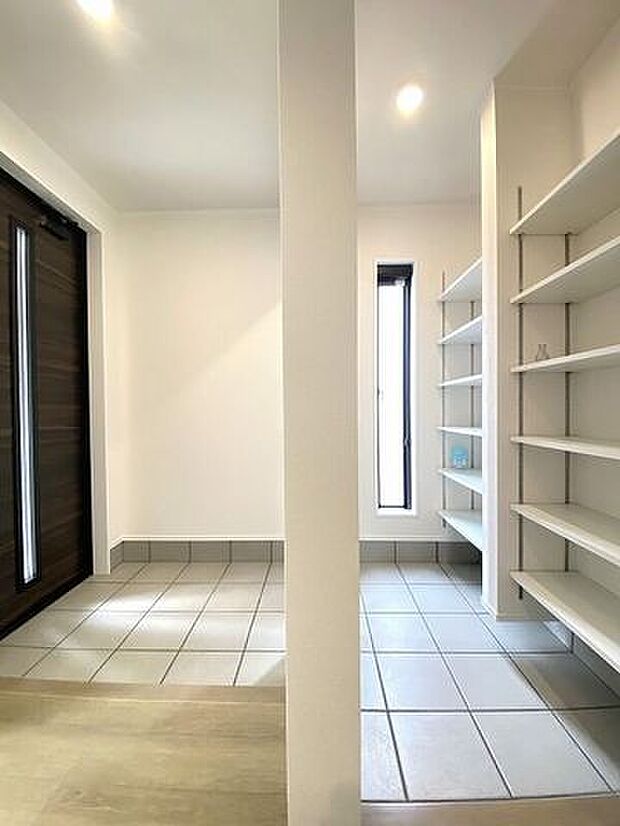 シューズinクローゼットには、靴の他にも外出時に必要な物が収納できて便利です♪