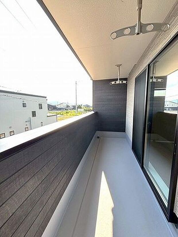 晴れた日には洗濯物はもちろん、お布団もしっかり干せますね。