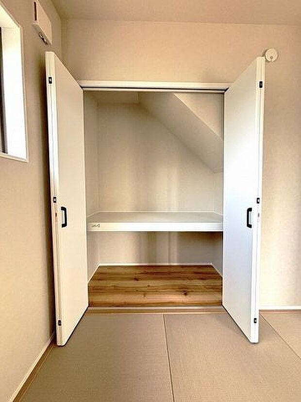 和室にある収納スペースは来客用の座布団やお昼寝用のお布団、リビングで使うものなど収納ができ大変重宝！