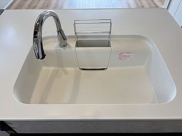 広々シンクには、浄水器一体型水栓付き♪