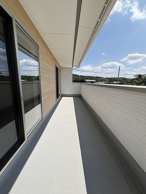 晴れた日には洗濯物はもちろん、お布団もしっかり干せますね。