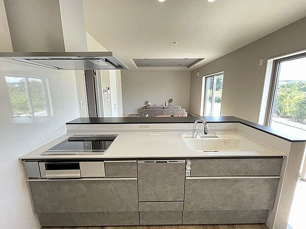 大きなシンクや広いワークトップでゆとりある空間。高級感あふれるキッチンは、見た目だけでなく機能性にも優れています。