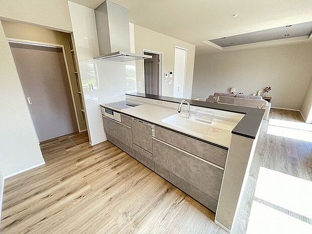 ゆとりのサイズを確保し、ひとりだけでなくお子様や旦那様と一緒にキッチンに立つのに快適なスペース♪