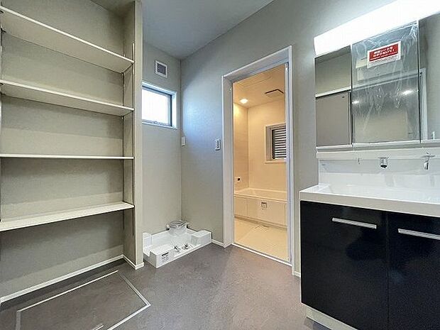 洗面所にある収納棚はご家族分のタオルや、ストック品の収納に大活躍！