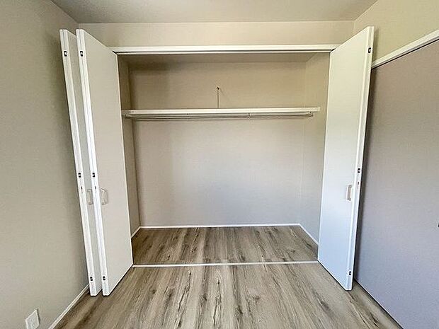 季節物の衣類や布団の収納に欠かせないクローゼット♪全居室に付いています！