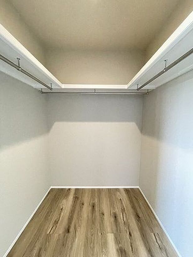 ウォークinクローゼットです♪棚とハンガーパイプが設置され収納しやすく、大きな荷物も収納できます！