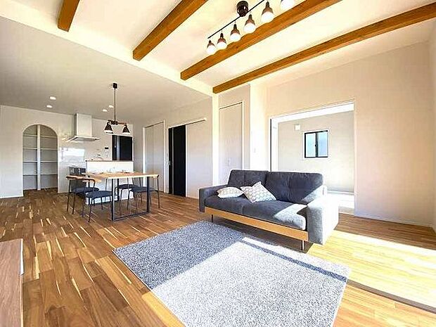 広々としたリビングはキッチンとリビングダイニングを隔てるものがなく、ご家族とのコミュニケーションもとりやすくなっています。