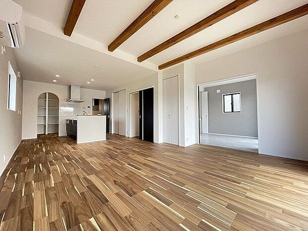 広々としたリビングはキッチンとリビングダイニングを隔てるものがなく、ご家族とのコミュニケーションもとりやすくなっています。