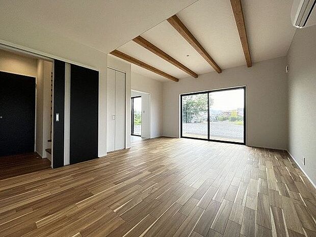 見せ梁が美しいリビングは広々としており、開放感のある空間となっています。