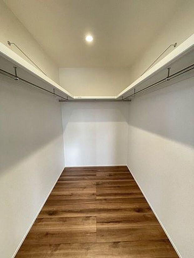 ウォークinクローゼットです♪棚とハンガーパイプが設置され収納しやすく、大きな荷物も収納できます！