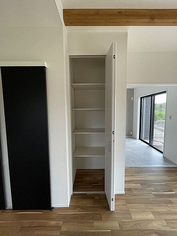 リビングの収納スペースです。お掃除道具や消耗品のストックなどが収納できて便利です。リビングもスッキリしますね。