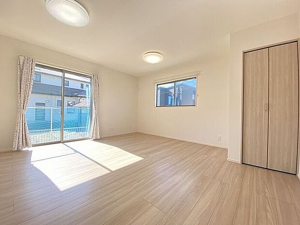 南側からたっぷりの陽が差し込む明るい空間は居心地が良く、ご家族が集まるくつろぎスペース♪