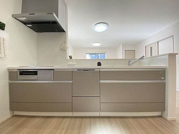 大きな鍋でも楽に洗える大きなシンク。大人数の食事の準備をしても余裕のある広いワークトップ。たっぷりの収納スペース。調理の負担を軽減するキッチン！