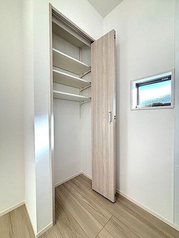 キッチンは家の中でも物が多い場所なので、キッチン側に大きな収納があるとかなり頼もしいですね。