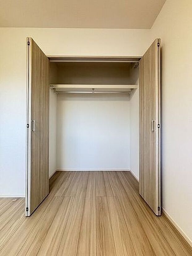 居室にそれぞれクローゼットが設けられていますので、お部屋はすっきり片付き、本来の広さでお使いいただけます。整然としたお部屋で過ごすのは気持ちがいいものですね。