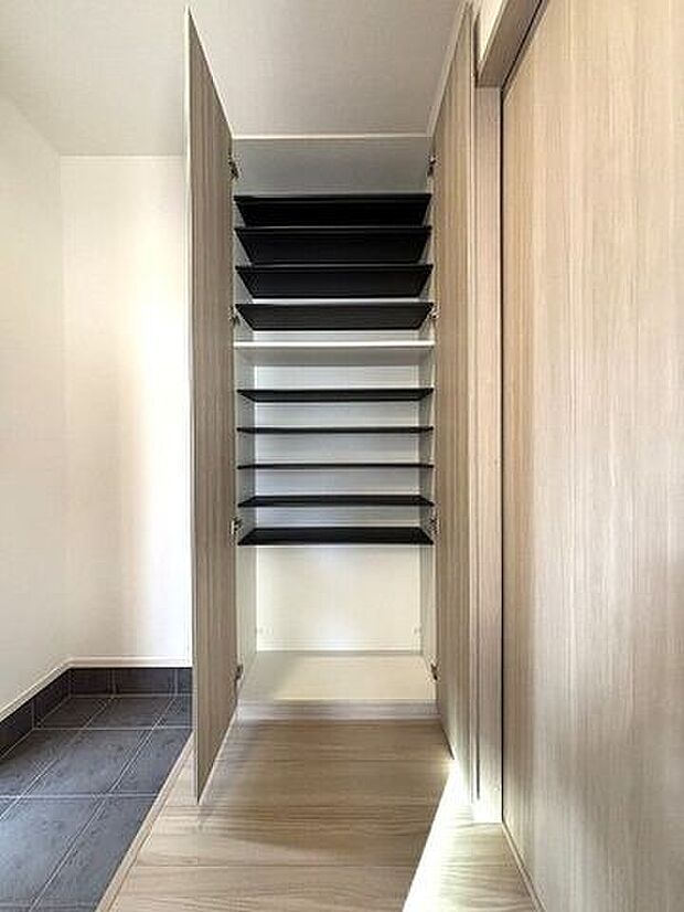 ご家族全員の履物を収納できる大容量のシューズボックス。来客時もスッキリとした玄関でお出迎え♪