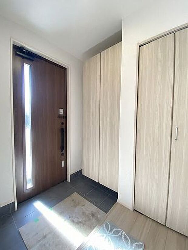 窓から光の入る明るい玄関で、家族やお客様をお迎えできます。