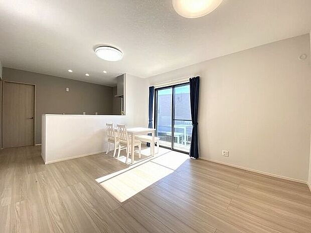 南側からたっぷりの陽が差し込む明るい空間は居心地が良く、ご家族が集まるくつろぎスペース♪