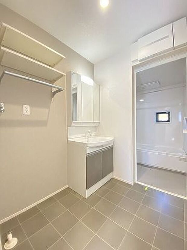 お掃除しやすく清潔感のある洗面台です。女性には嬉しい三面鏡が設置され、朝の忙しい身支度も快適にできますね。収納ケ所も多く、スッキリと使用できます。