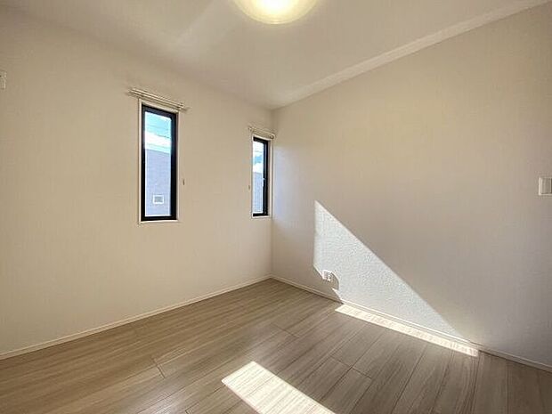 階段の上り下りの負担のない1階の洋室は、幅広い世代に優しいお部屋です。