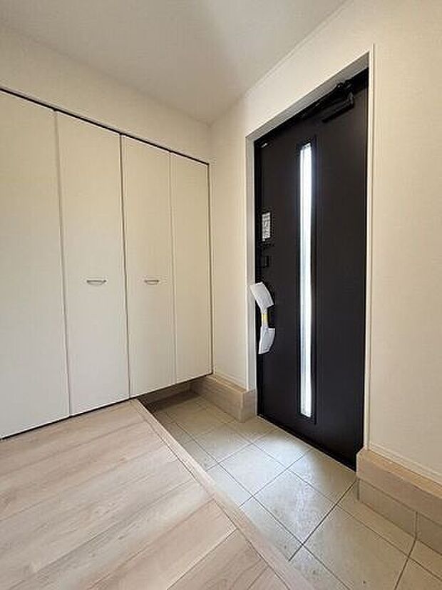 窓から光の入る明るい玄関で、家族やお客様をお迎えできます。