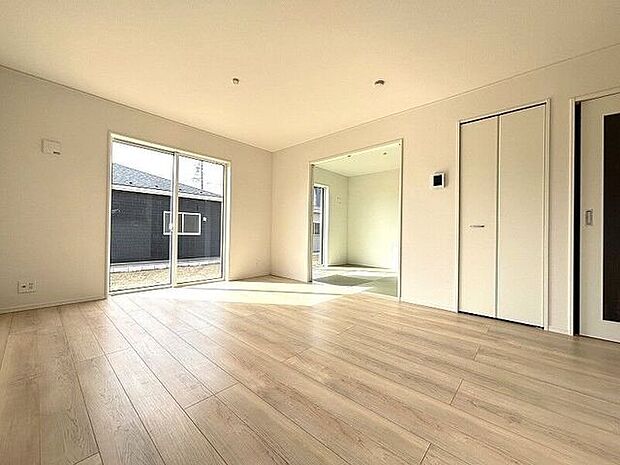 南側からたっぷりの陽が差し込む明るい空間は居心地が良く、ご家族が集まるくつろぎスペース♪