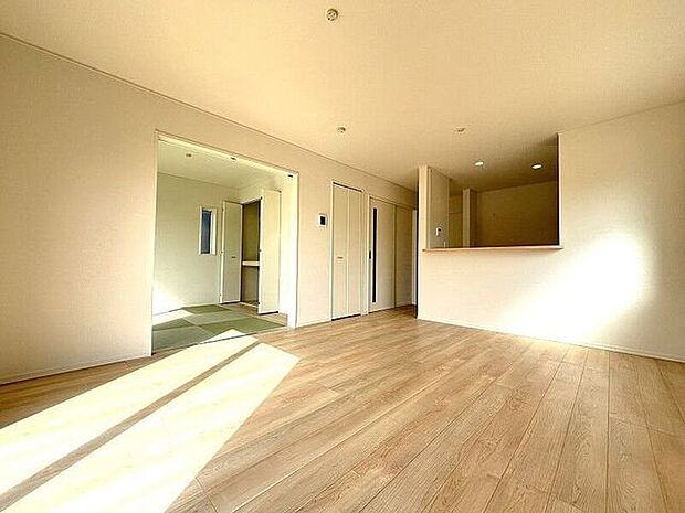 広々としたリビングはキッチンとリビングダイニングを隔てるものがなく、ご家族とのコミュニケーションもとりやすくなっています。