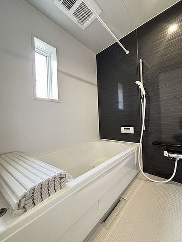 手足を伸ばしてゆったりと入ることのできる大きなバスタブ。肩までしっかりと浸かれば心身ともにリラックス♪