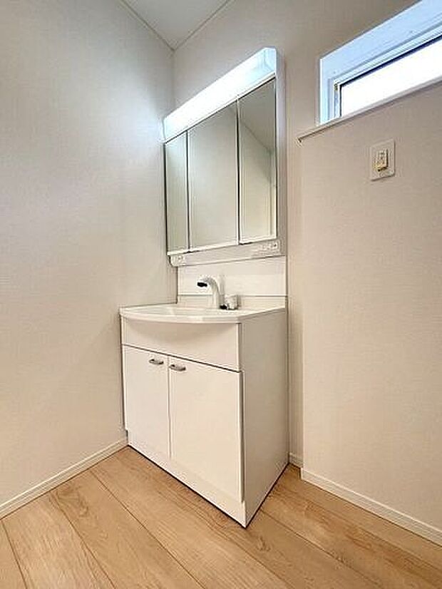 洗面ボウルが大きく作られており、使いやすさもお掃除のしやすさも◎。三面鏡の裏側に収納スペースを設置し化粧品や洗面小物などをすっきりと収納できます♪