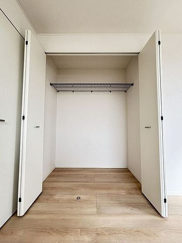 季節物の衣類や布団の収納に欠かせないクローゼット。全居室に付いています♪