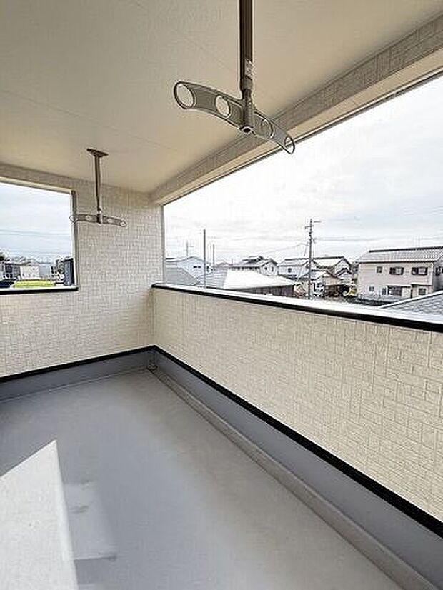 南向きのバルコニー♪太陽の光いっぱい浴びた洗濯物が気持ちがいいですね。