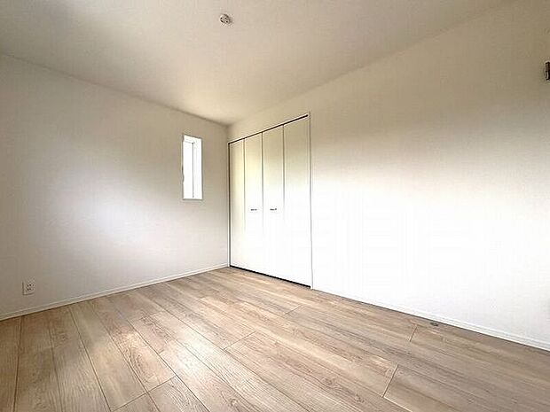 シンプルに作られた洋室は、自分好みのインテリアでコーディネイトし癒しの空間作りに最適です。