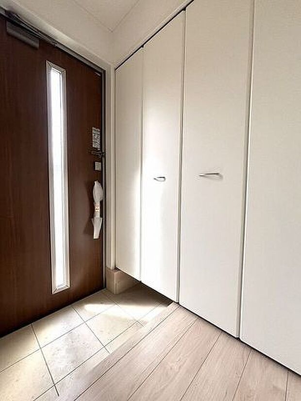 天井まであるシューズボックスは、ご家族全員分の履物を収納できるほどの大容量です。